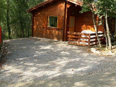 CHALET 2 personnes - en bois massif ( mineurs de - 18 ans non acceptés)