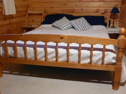 CHALET 2 personnes - en bois massif ( mineurs de - 18 ans non acceptés)