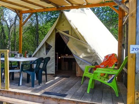 HÉBERGEMENT INSOLITE 4 personnes - Tipi 20m² 2 chambres - sans sanitaires + terrasse semi-couverte