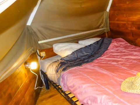 HÉBERGEMENT INSOLITE 4 personnes - Tipi 20m² 2 chambres - sans sanitaires + terrasse semi-couverte
