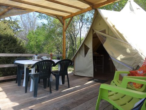 HÉBERGEMENT INSOLITE 4 personnes - Tipi 20m² 2 chambres - sans sanitaires + terrasse semi-couverte