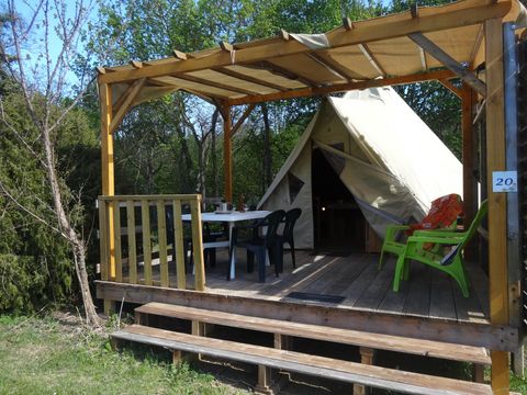 HÉBERGEMENT INSOLITE 4 personnes - Tipi 20m² 2 chambres - sans sanitaires + terrasse semi-couverte