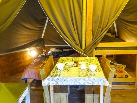 HÉBERGEMENT INSOLITE 4 personnes - Tipi 20m² 2 chambres - sans sanitaires + terrasse semi-couverte