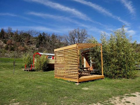 HÉBERGEMENT INSOLITE 3 personnes - Roulotte 21m² 1 chambre + terrasse semi-couverte