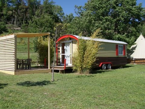HÉBERGEMENT INSOLITE 3 personnes - Roulotte 21m² 1 chambre + terrasse semi-couverte