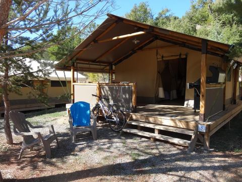 Tente en toile et en bois 5 personnes - Tente Safari 30m² - CONFORT - 2 chambres - Terrasse couverte - BBQ