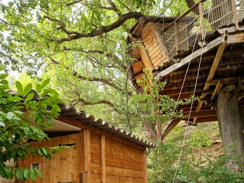 HÉBERGEMENT INSOLITE 4 personnes - Cabane dans les arbres 24m² 1 chambre - avec sanitaires