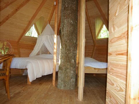 HÉBERGEMENT INSOLITE 4 personnes - Cabane dans les arbres - Ecureuils