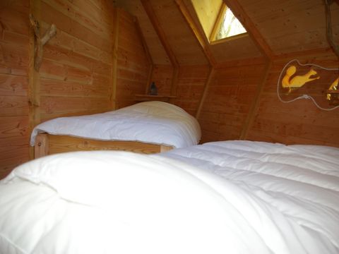 HÉBERGEMENT INSOLITE 4 personnes - Cabane dans les arbres - Ecureuils