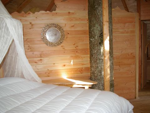 HÉBERGEMENT INSOLITE 4 personnes - Cabane dans les arbres - Ecureuils