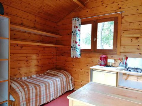 CHALET 4 personnes - Mini-chalet 12m² - 1 chambre (sans sanitaires) - terrasse couverte
