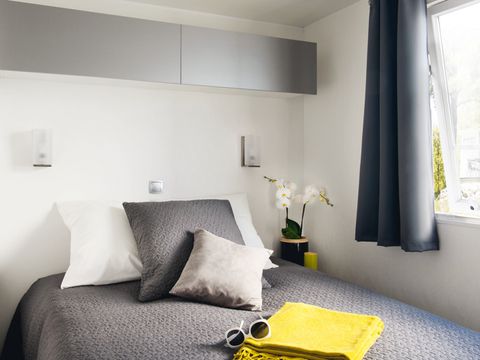 Mobilhome 4 personnes - Confort Plus 33m² - 2 chambres - Climatisation - TV - Lave-vaisselle - Terrasse couverte –