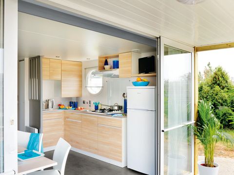Mobilhome 4 personnes - Confort Plus 33m² - 2 chambres - Climatisation - TV - Lave-vaisselle - Terrasse couverte –