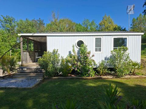 Mobilhome 4 personnes - Confort Plus 33m² - 2 chambres - Climatisation - TV - Lave-vaisselle - Terrasse couverte –