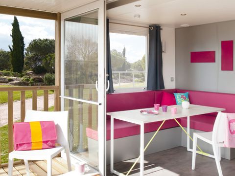 Mobilhome 4 personnes - Confort Plus 33m² - 2 chambres - Climatisation - TV - Lave-vaisselle - Terrasse couverte –