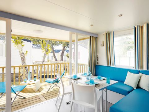 Mobilhome 4 personnes - Confort Plus 33m² - 2 chambres - Climatisation - TV - Lave-vaisselle - Terrasse couverte –