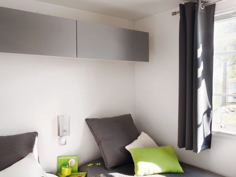 Mobilhome 4 personnes - Confort Plus 33m² - 2 chambres - Climatisation - TV - Lave-vaisselle - Terrasse couverte –