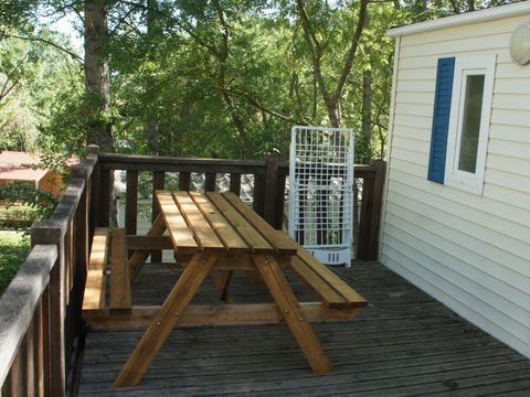 Mobilhome 4 personnes - Confort Plus 33m² - 2 chambres - Climatisation - TV - Lave-vaisselle - Terrasse couverte –