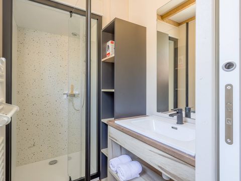 CHALET 5 personnes - Chalet | Comfort | 2 Ch. | 5 Pers. | Terrasse simple | 1 SDB | Clim.