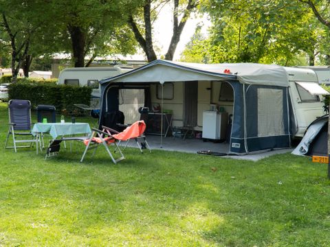 Emplacement - Forfait camping (emplacement + voiture + électricité 10A)