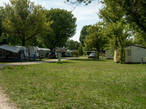 Emplacement - Forfait camping - Voiture - Électricité 10A)