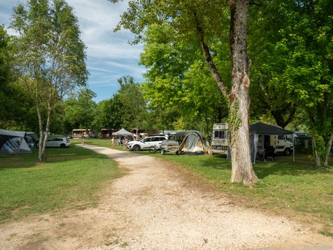 Emplacement - Forfait camping (emplacement + voiture + électricité 10A)