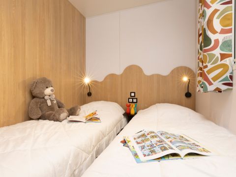 MOBILHOME 6 personnes - Bungalow Sapin - 32m² avec terrasse en bois semi-couverte