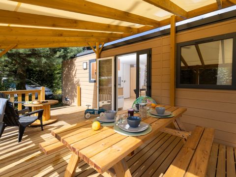 MOBILHOME 6 personnes - Bungalow Sapin - 32m² avec terrasse en bois semi-couverte