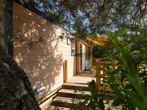 MOBILHOME 6 personnes - Bungalow Sapin - 32m² avec terrasse en bois semi-couverte