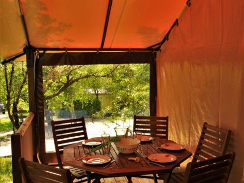 Tente en toile et en bois 5 personnes - Tente Lodge Victoria 30 m² avec salle de bain - terrasse couverte 5 pers