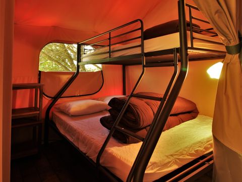 Tente en toile et en bois 5 personnes - Tente Lodge Victoria 30 m² avec salle de bain - terrasse couverte 5 pers