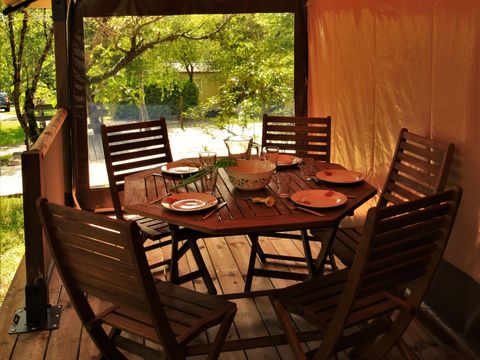 Tente en toile et en bois 5 personnes - Tente Lodge Victoria 30 m² avec salle de bain - terrasse couverte 5 pers