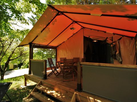 Tente en toile et en bois 5 personnes - Tente Lodge Victoria 30 m² avec salle de bain - terrasse couverte 5 pers