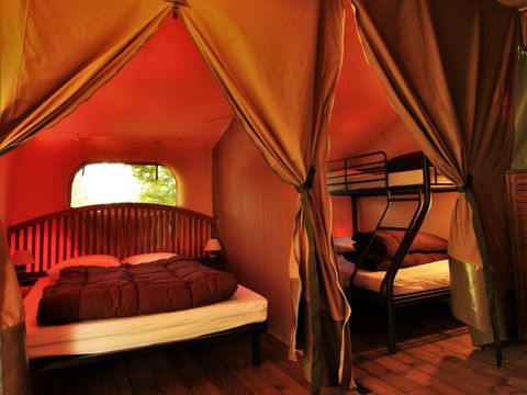 Tente en toile et en bois 5 personnes - Tente Lodge Victoria 30 m² avec salle de bain - terrasse couverte 5 pers