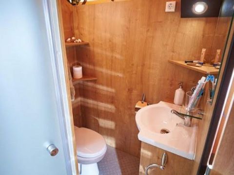 Tente en toile et en bois 5 personnes - Tente Lodge Victoria 30 m² avec salle de bain - terrasse couverte 5 pers