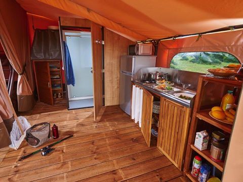 Tente en toile et en bois 5 personnes - Tente Lodge Victoria 30 m² avec salle de bain - terrasse couverte 5 pers