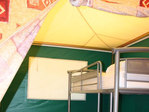 BUNGALOW TOILÉ 4 personnes - Tente meublée Caraïbes 20 m² + terrasse 9 m² + auvent 4 pers