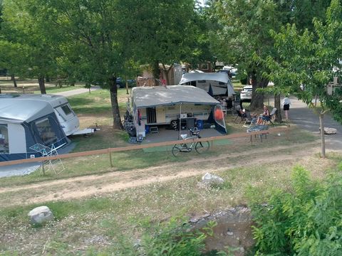 Emplacement - FORFAIT CONFORT( 1 tente, 1 caravane ou 1 camping car + 1 voiture+ èlectricité 10A)