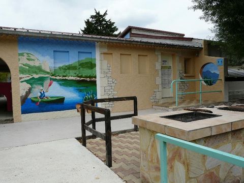 Emplacement - FORFAIT CONFORT( 1 tente, 1 caravane ou 1 camping car + 1 voiture+ èlectricité 10A)