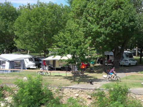 Emplacement - FORFAIT CONFORT( 1 tente, 1 caravane ou 1 camping car + 1 voiture+ èlectricité 10A)