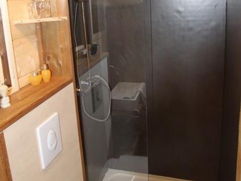 Hébergement 2 personnes - La roulotte 1 chambre avec sanitaires
