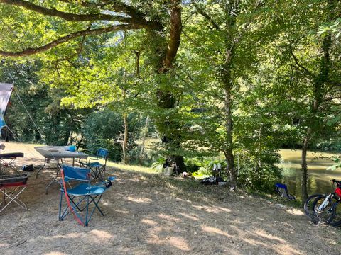 Emplacement - FORFAIT BORD DE RIVIERE ELECTRICITE 10A– (prévoir adaptateur)