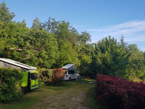 Emplacement - 1 voiture + tente, caravane ou camping-car