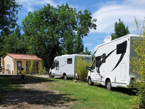 Emplacement - 1 voiture + tente, caravane ou camping-car