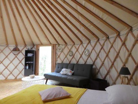 HÉBERGEMENT INSOLITE 4 personnes - Yourte scandinave - sans sanitaires - terrasse