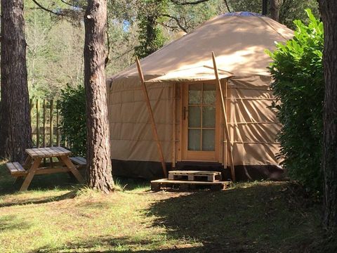 HÉBERGEMENT INSOLITE 4 personnes - Yourte scandinave - sans sanitaires - terrasse