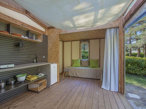 Tente en toile et en bois 4 personnes - Tente Maori - sans sanitaires - terrasse
