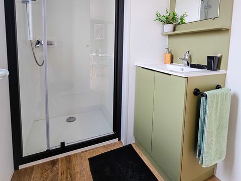 MOBILHOME 6 personnes - XL premium 6pers 2 sdb, 3 chambres +terrasse couverte+ tv+lave vaisselle+climatisation