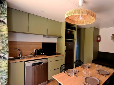 MOBILHOME 4 personnes - XXL premium 35m² jacuzzi, 2 chambres+ 2 sdb +TV+lave vaisselle+climatisation