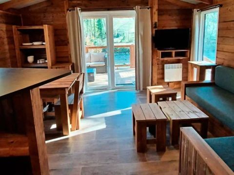 Tente en toile et en bois 5 personnes - Lodge Confort 3 Pièces 5 Personnes + TV